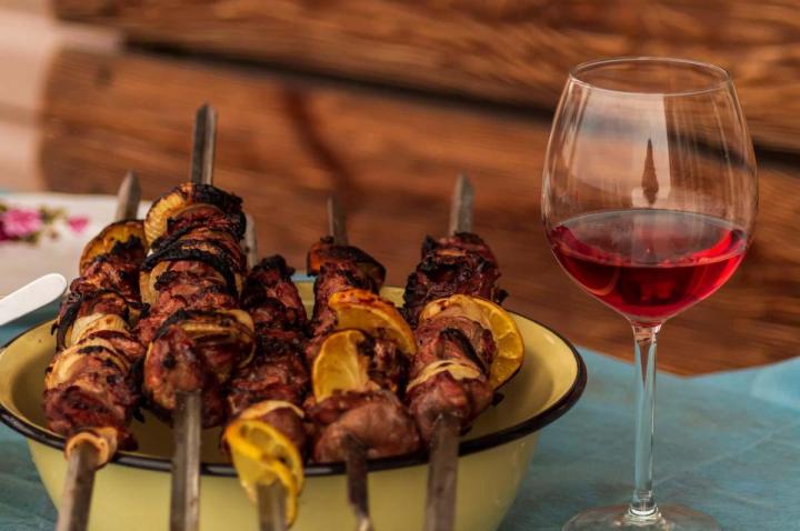 Vin rouge accompagné de viande grillée