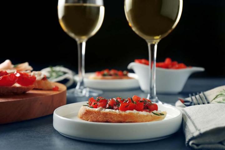 Vin blanc accompagné d'apéritif