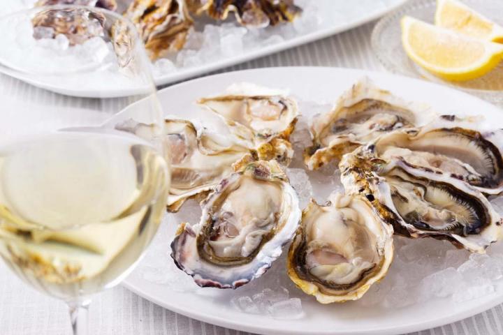 Vin blanc accompagné de fruit de mer