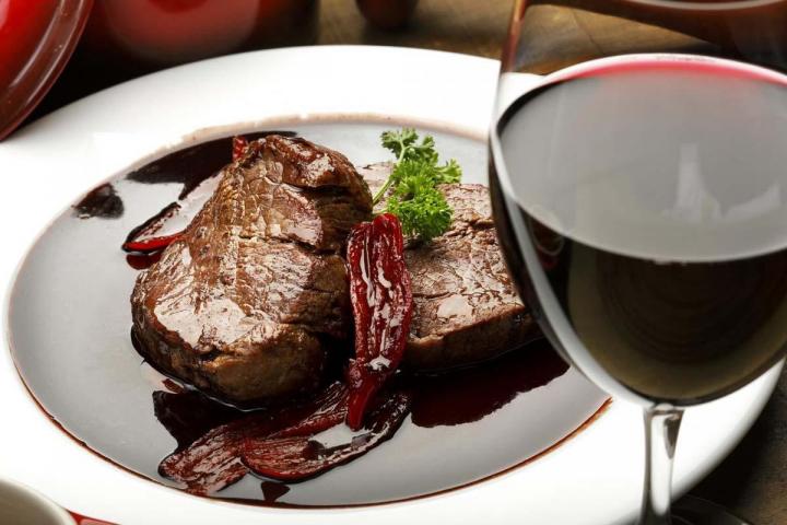 Vin rouge accompagné de viande de bœuf