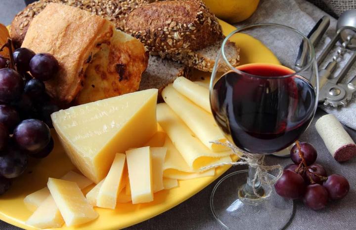 Vin rouge accompagné de fromage