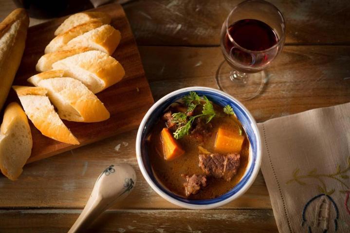 Vin rouge accompagné de ragoût