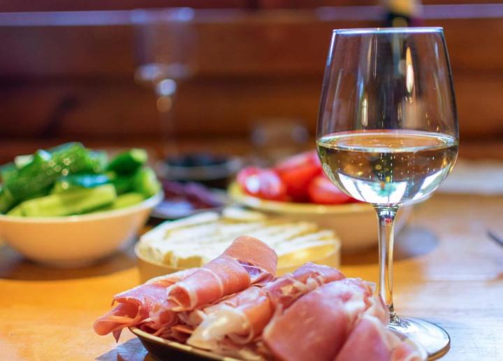 Vin blanc accompagné de jambon